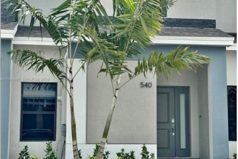 Townhouse in Florida City, Florida 3 bedrooms, 127.83 sq.m. № 2154499 - photo 2