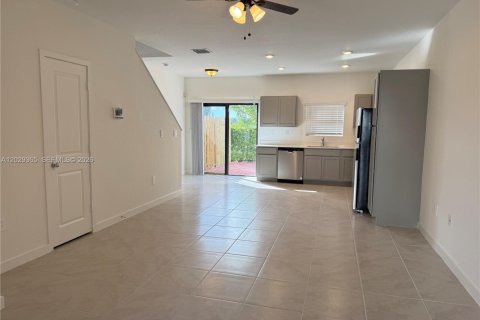 Townhouse in Florida City, Florida 3 bedrooms, 127.83 sq.m. № 2154499 - photo 3