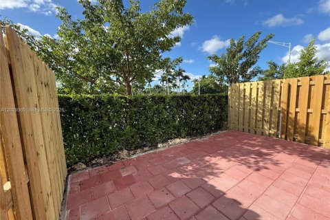 Townhouse in Florida City, Florida 3 bedrooms, 127.83 sq.m. № 2154499 - photo 5