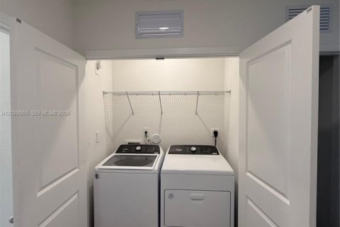 Townhouse in Florida City, Florida 3 bedrooms, 127.83 sq.m. № 2154499 - photo 10