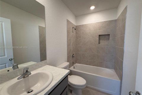 Townhouse in Florida City, Florida 3 bedrooms, 127.83 sq.m. № 2154499 - photo 15