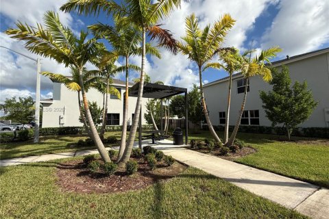 Townhouse in Florida City, Florida 3 bedrooms, 127.83 sq.m. № 2154499 - photo 18