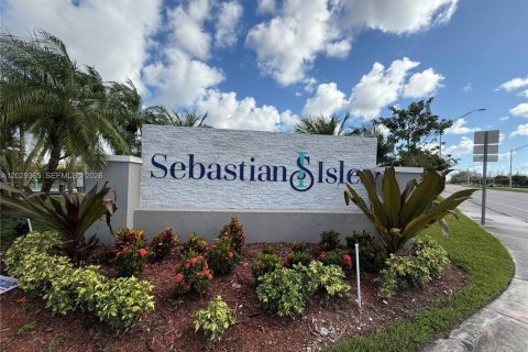 Townhouse in Florida City, Florida 3 bedrooms, 127.83 sq.m. № 2154499 - photo 1