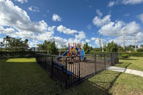 Townhouse in Florida City, Florida 3 bedrooms, 127.83 sq.m. № 2154499 - photo 17