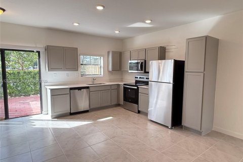 Townhouse in Florida City, Florida 3 bedrooms, 127.83 sq.m. № 2154499 - photo 4