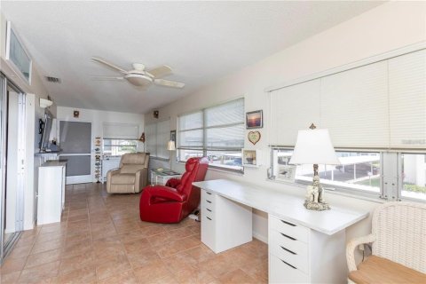 Condo in New Port Richey, Florida, 1 bedroom  № 1789303 - photo 6