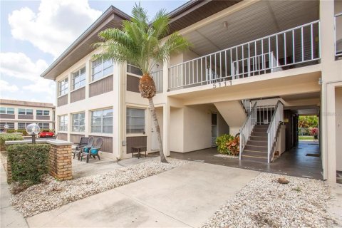 Condo in New Port Richey, Florida, 1 bedroom  № 1789303 - photo 1