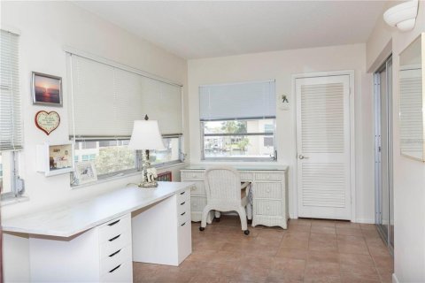 Condo in New Port Richey, Florida, 1 bedroom  № 1789303 - photo 5