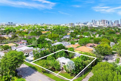 House in Miami, Florida 4 bedrooms, 254.83 sq.m. № 2041780 - photo 3