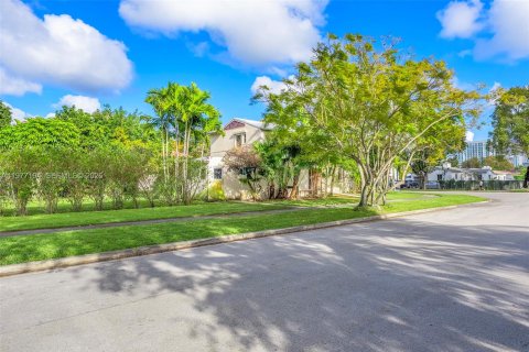 House in Miami, Florida 4 bedrooms, 254.83 sq.m. № 2041780 - photo 7