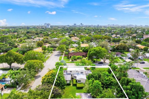 House in Miami, Florida 4 bedrooms, 254.83 sq.m. № 2041780 - photo 22