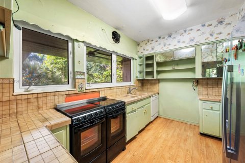 House in Miami, Florida 4 bedrooms, 254.83 sq.m. № 2041780 - photo 14