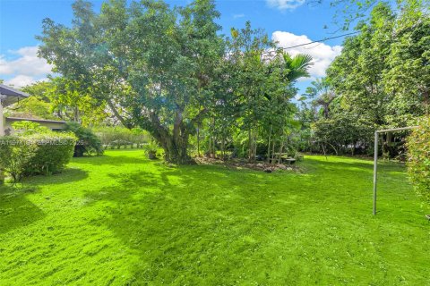 House in Miami, Florida 4 bedrooms, 254.83 sq.m. № 2041780 - photo 18