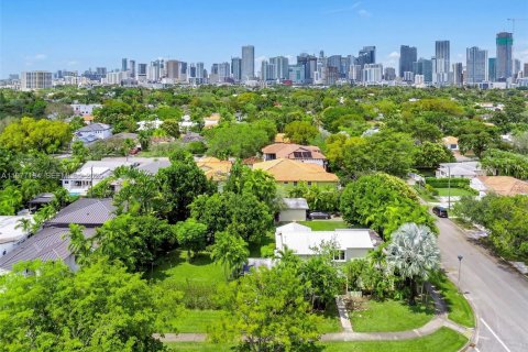 House in Miami, Florida 4 bedrooms, 254.83 sq.m. № 2041780 - photo 2