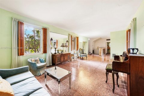 House in Miami, Florida 4 bedrooms, 254.83 sq.m. № 2041780 - photo 10