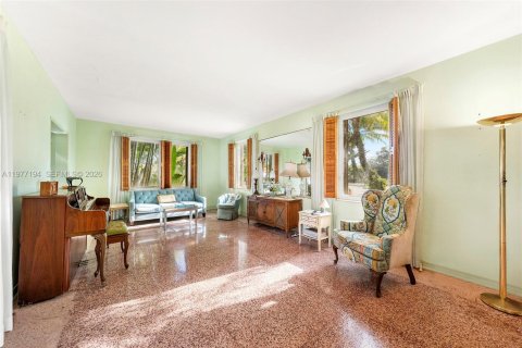 House in Miami, Florida 4 bedrooms, 254.83 sq.m. № 2041780 - photo 9