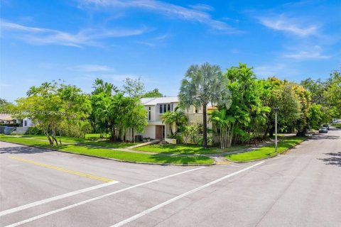 House in Miami, Florida 4 bedrooms, 254.83 sq.m. № 2041780 - photo 5