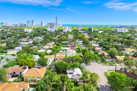 House in Miami, Florida 4 bedrooms, 254.83 sq.m. № 2041780 - photo 21