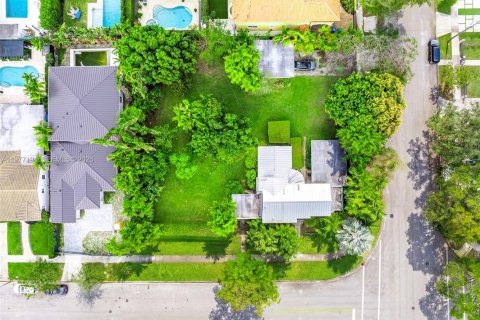 House in Miami, Florida 4 bedrooms, 254.83 sq.m. № 2041780 - photo 8