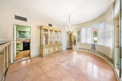 House in Miami, Florida 4 bedrooms, 254.83 sq.m. № 2041780 - photo 13