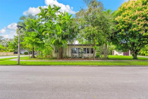 House in Miami, Florida 4 bedrooms, 254.83 sq.m. № 2041780 - photo 6