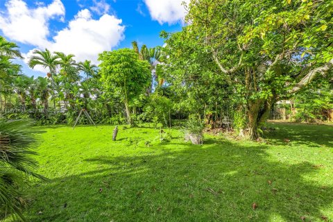 House in Miami, Florida 4 bedrooms, 254.83 sq.m. № 2041780 - photo 16