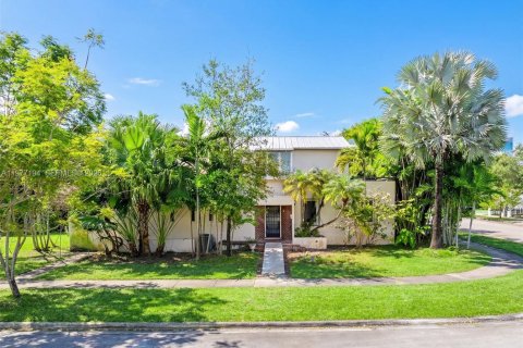 House in Miami, Florida 4 bedrooms, 254.83 sq.m. № 2041780 - photo 4