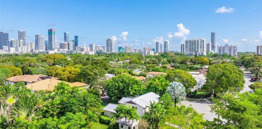 House in Miami, Florida 4 bedrooms, 254.83 sq.m. № 2041780