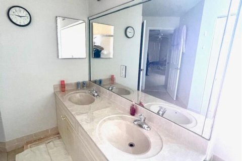 House in Port St. Lucie, Florida 4 bedrooms, 216.93 sq.m. № 2387759 - photo 23
