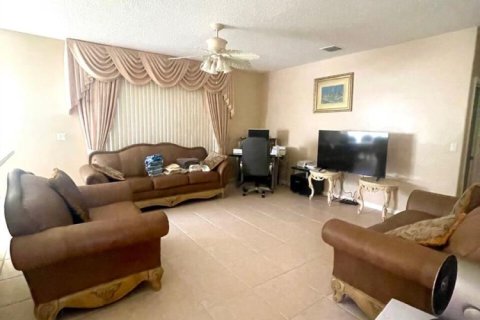 House in Port St. Lucie, Florida 4 bedrooms, 216.93 sq.m. № 2387759 - photo 18