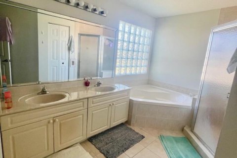 House in Port St. Lucie, Florida 4 bedrooms, 216.93 sq.m. № 2387759 - photo 25