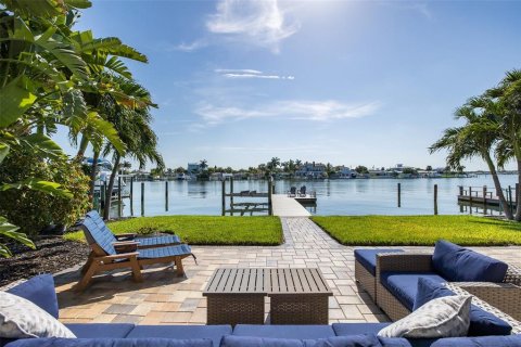 House in Indian Rocks Beach, Florida 3 bedrooms, 156.08 sq.m. № 2302214