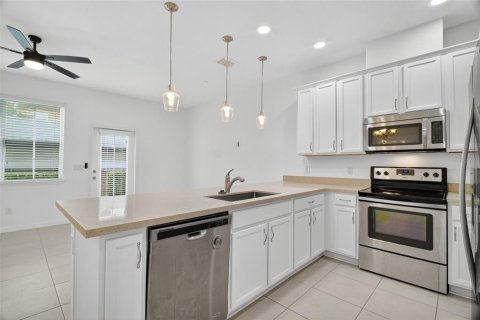 House in Oviedo, Florida 3 bedrooms, 145.76 sq.m. № 1894698 - photo 10