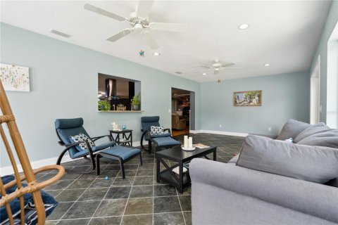 Casa en venta en Brandon, Florida, 3 dormitorios, 200.11 m2 № 1746969 - foto 17