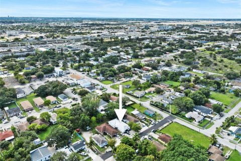 Commercial property in Miami, Florida 206.8 sq.m. № 1811854 - photo 11