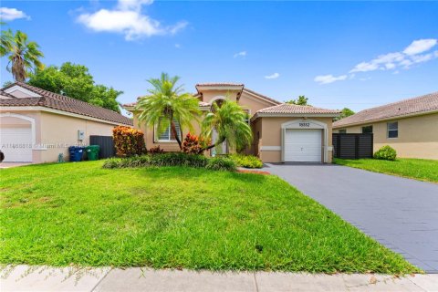 Купить виллу или дом в Пальметто-Бей, Флорида 3 спальни, 111.11м2, № 1926008 - фото 1