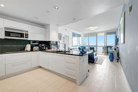 Condominio en venta en Sunny Isles Beach, Florida, 1 dormitorio, 107.86 m2 № 1708800 - foto 4