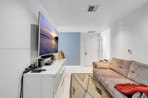 Condominio en venta en Sunny Isles Beach, Florida, 1 dormitorio, 107.86 m2 № 1708800 - foto 15
