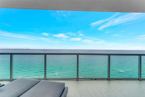 Condominio en venta en Sunny Isles Beach, Florida, 1 dormitorio, 107.86 m2 № 1708800 - foto 2