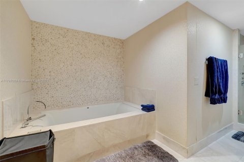 Condominio en venta en Sunny Isles Beach, Florida, 1 dormitorio, 107.86 m2 № 1708800 - foto 12