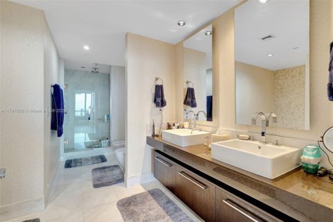 Condominio en venta en Sunny Isles Beach, Florida, 1 dormitorio, 107.86 m2 № 1708800 - foto 11