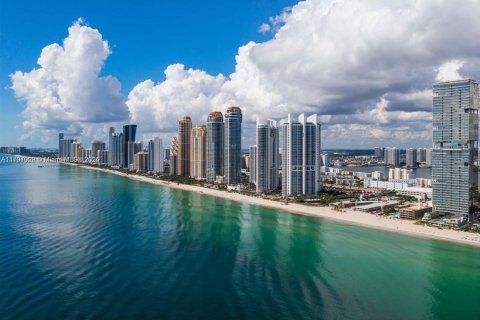Condominio en venta en Sunny Isles Beach, Florida, 1 dormitorio, 107.86 m2 № 1708800 - foto 1
