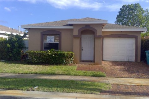 Casa en alquiler en Boynton Beach, Florida, 3 dormitorios, 100.71 m2 № 1188630 - foto 1