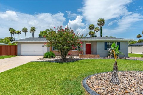 House in South Daytona, Florida 3 bedrooms, 156.73 sq.m. № 2394366 - photo 2