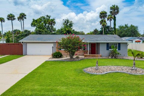 House in South Daytona, Florida 3 bedrooms, 156.73 sq.m. № 2394366