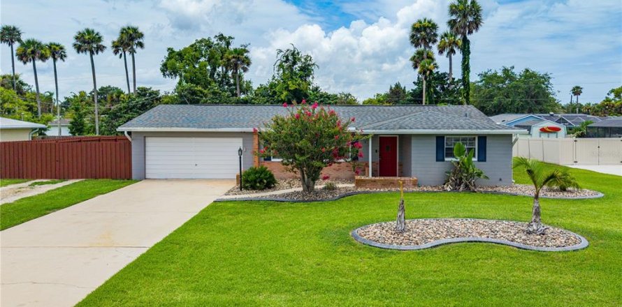 House in South Daytona, Florida 3 bedrooms, 156.73 sq.m. № 2394366