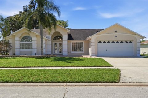 House in South Daytona, Florida 3 bedrooms, 176.79 sq.m. № 2103361 - photo 2