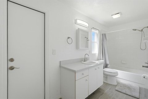 House in South Daytona, Florida 3 bedrooms, 176.79 sq.m. № 2103361 - photo 27