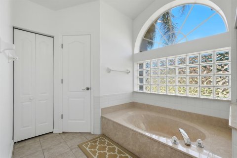 House in South Daytona, Florida 3 bedrooms, 176.79 sq.m. № 2103361 - photo 21