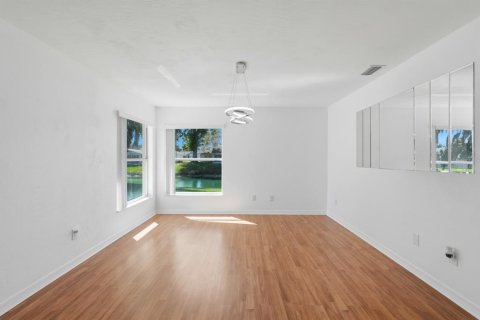 House in South Daytona, Florida 3 bedrooms, 176.79 sq.m. № 2103361 - photo 26